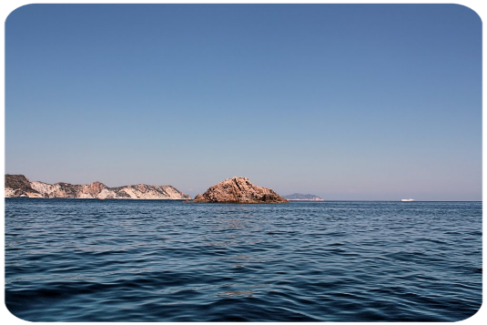 Ponza. L'Isolana, scoglio rosso Ponza. L'Isolana, scoglio rosso