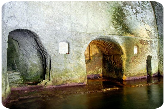 Ponza. L'Isolana, grotte di pilato Ponza. L'Isolana, grotte di pilato